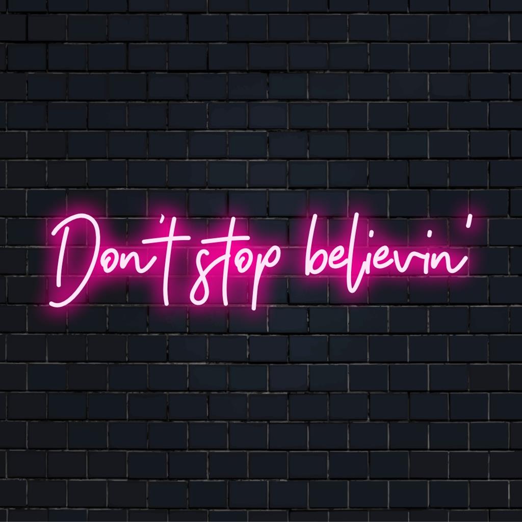 Levendig LED-neonbord met de tekst 'Don't Stop Believin', perfect voor elke kamer. Op maat gemaakte neonlichtkunst die motivatie uitstraalt.