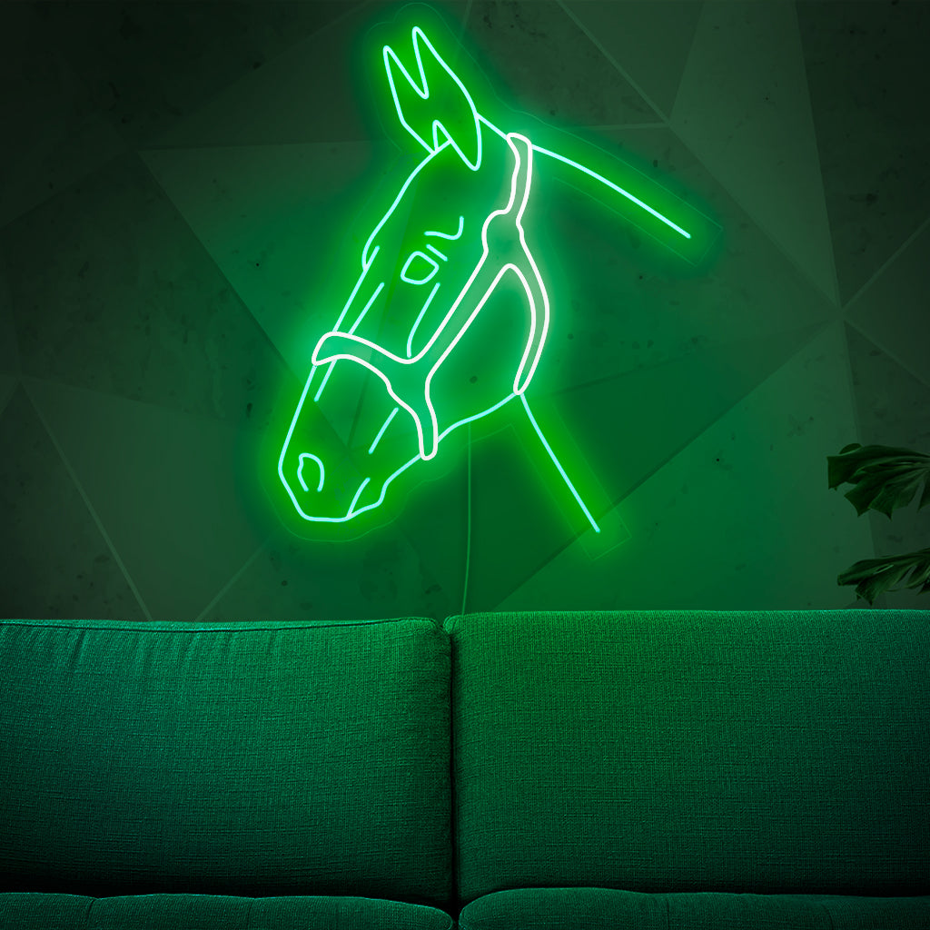 "Donkey Neon Sign" licht op met een charmante gloed en viert het grillige karakter van ezels. Hierdoor is het ideaal voor dierenliefhebbers en omgevingen met een boerderijthema.