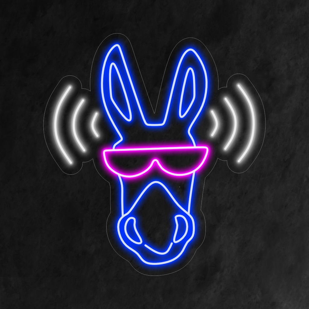 "Donkey With Sunglasses Wifi Neon Sign" licht op met een eigenzinnig licht en combineert de charme van een ezel met moderne technologie. Dit is perfect voor technologieliefhebbers en ruimtes met een speelse twist.