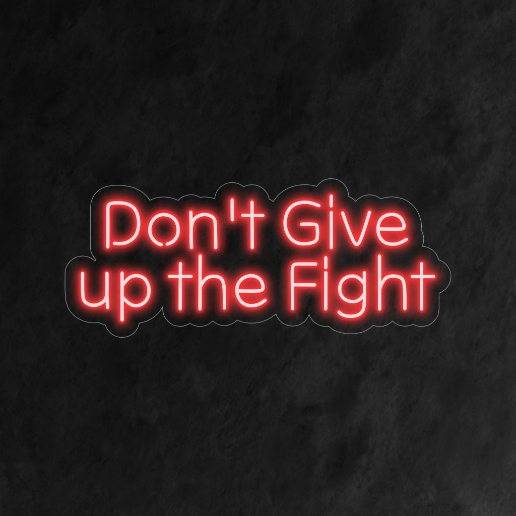 "Don't Give up the Fight Neon Sign" licht op met een opvallende gloed die doorzettingsvermogen en veerkracht inspireert. Het is daarom perfect voor ruimtes die een strijdlust uitstralen.