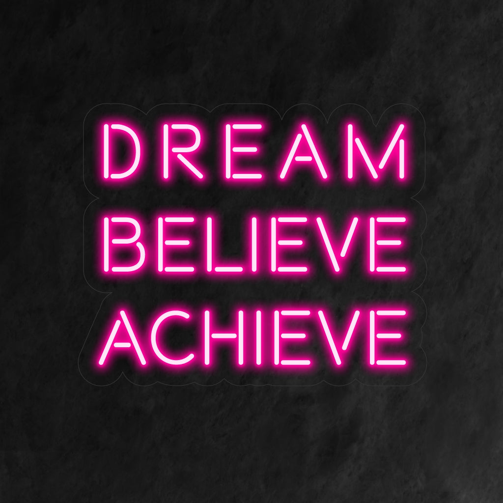 "Dream, Believe, Achieve Neon Sign" straalt empowerment uit en symboliseert de transformatieve reis van droom naar prestatie. Het is daarom ideaal voor motiverende ruimtes.