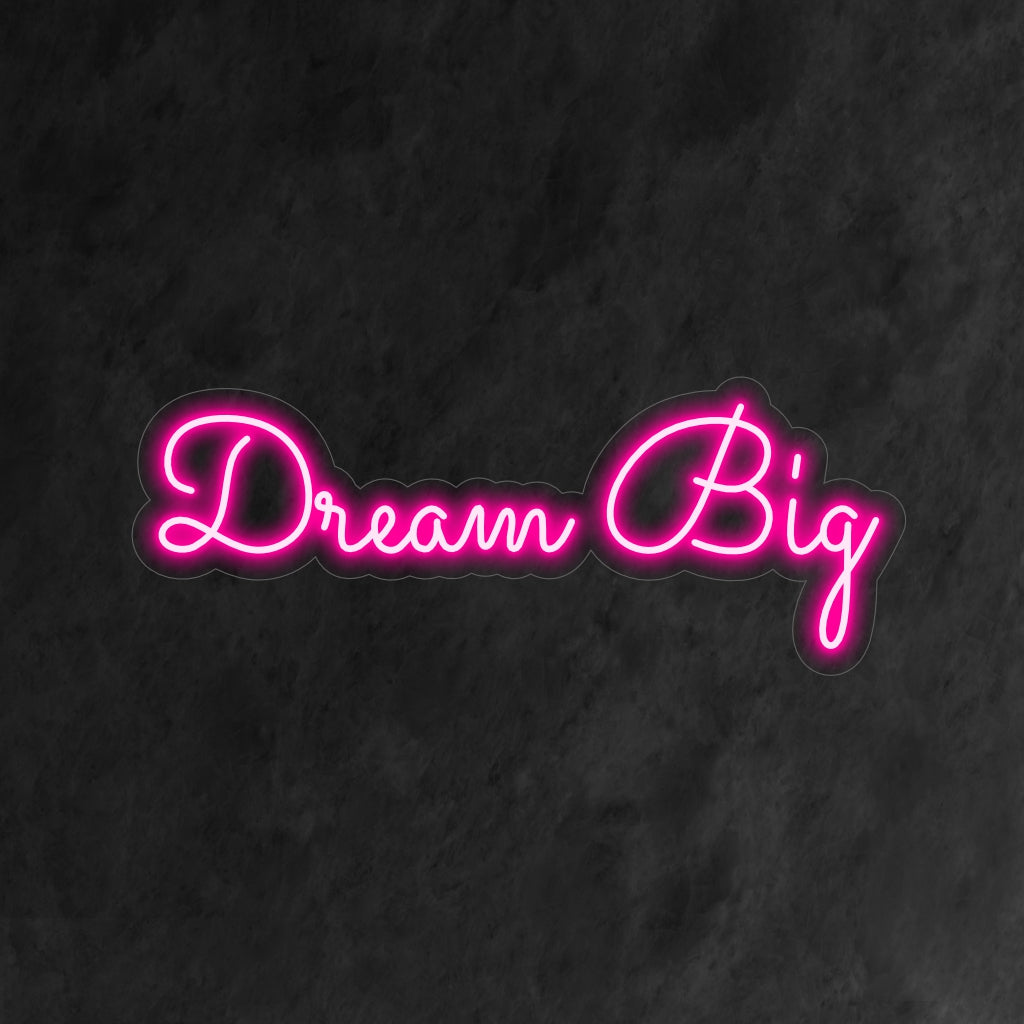 "Dream Big Neon Sign" licht op met een motiverende gloed die ambitie en verlangen inspireert. Het is daarom perfect voor ruimtes die gericht zijn op persoonlijke groei en aanmoediging.