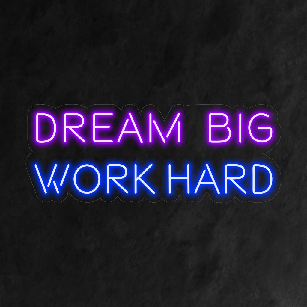 "Dream Big Work Hard Neon Sign" licht op met een krachtige gloed die dromen combineert met vastberadenheid. Dit is perfect voor ruimtes die een sterke werkethiek en inspiratie uitstralen.