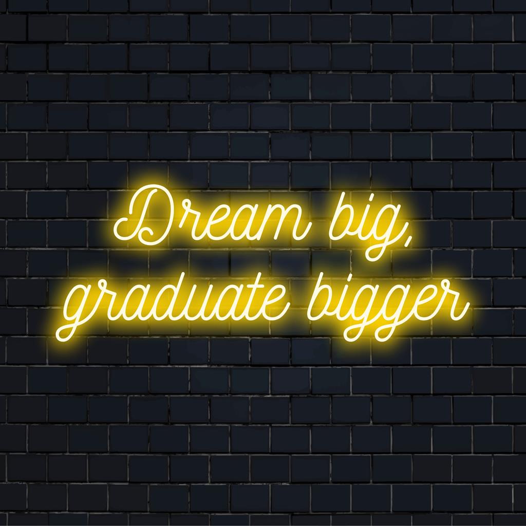 LED-neonkunstborden tonen de slogan Dream Big, Graduate Bigger in levendige kleuren, ideaal voor motivatie en om te vieren.