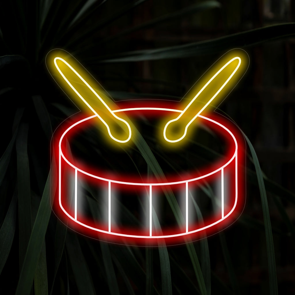 "Drum With Sticks Neon Sign" pulseert met een ritmisch licht, ideaal voor muziekstudio's en ruimtes gewijd aan de kunst van het drummen.