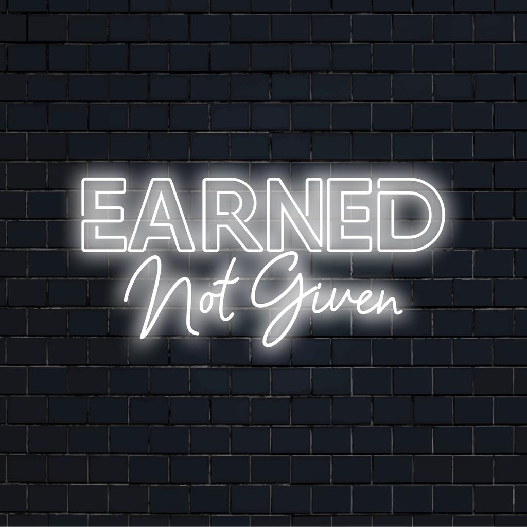 Speciaal LED-neonbord met de tekst 'Earned Not Given'. Perfect voor gepersonaliseerde neonverlichting.
