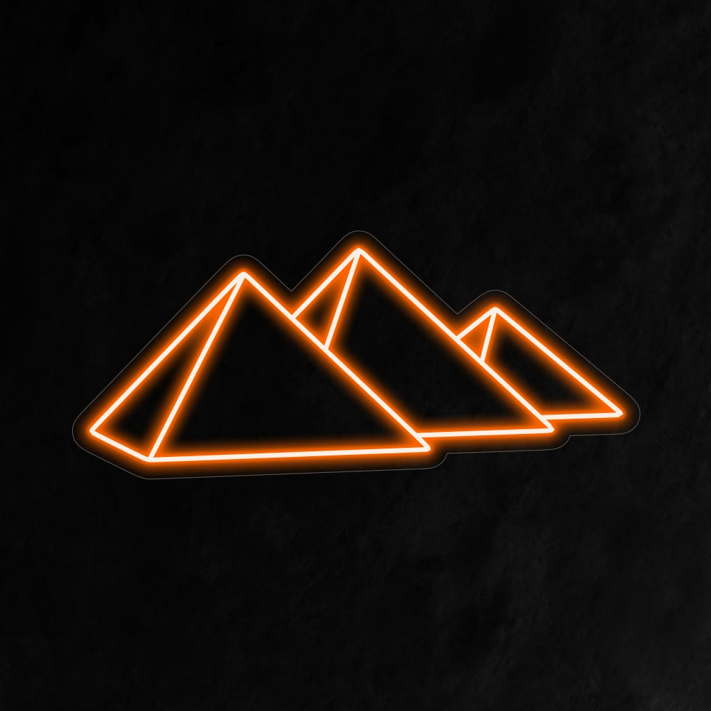 Het "Egyptian Pyramids Neon Sign" licht op met een majestueuze gloed, perfect voor geschiedenisliefhebbers en plekken waar de wonderen van oude beschavingen worden gewaardeerd, waardoor de sfeer een culturele betekenis krijgt.