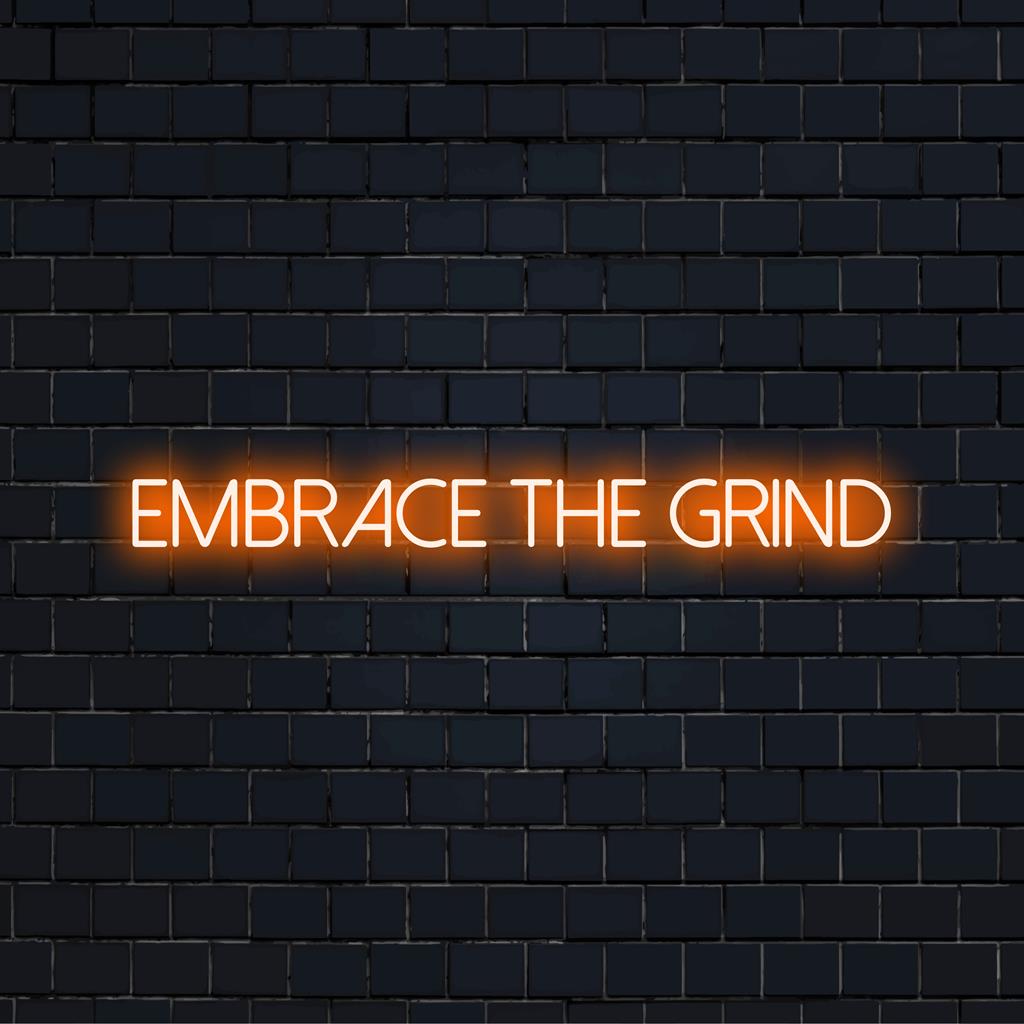 Op maat gemaakt Embrace The Grind LED-neonbord met een inspirerende quote, perfect als motiverende decoratie.