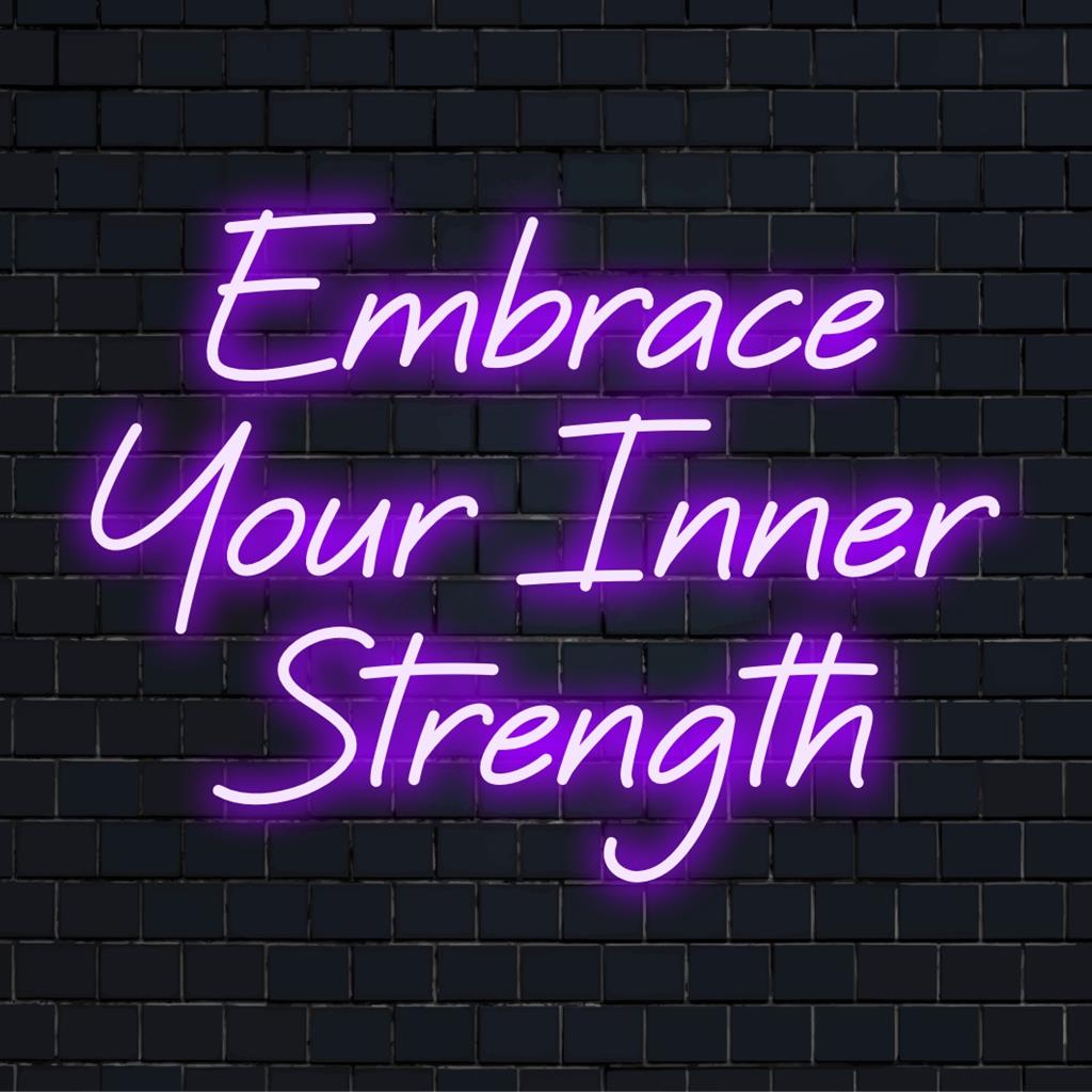 Een op maat gemaakt LED-neonbord straalt motivatie uit met de levendige tekst Embrace Your Inner Strength. Perfect voor een gepersonaliseerde decoratie.