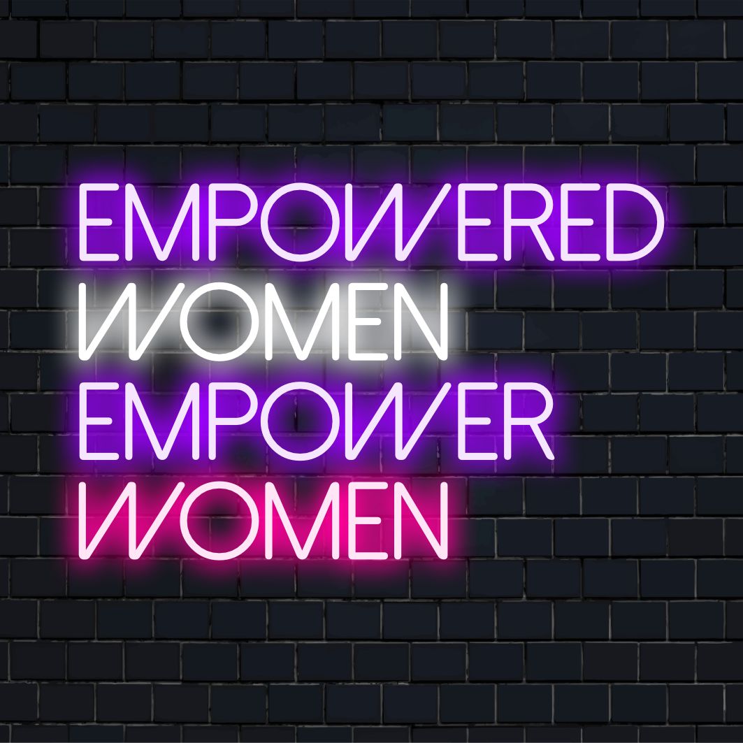 Speciaal LED-neonbord met de tekst 'Empowered Women Empower Women' in levendige kleuren, perfect als inspirerende wanddecoratie.