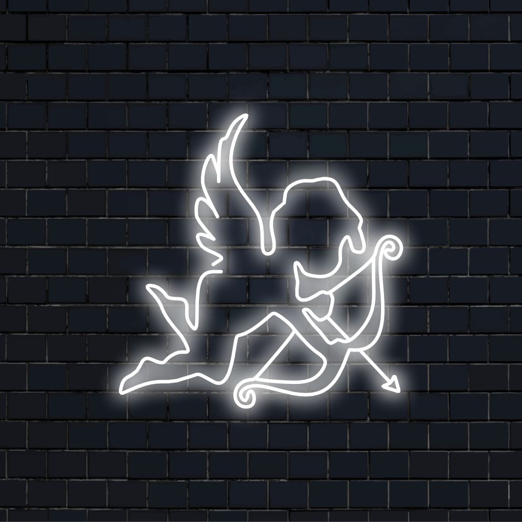 "Eros Neon Sign" licht op met een verleidelijke gloed, perfect voor romantische ruimtes en locaties die de aantrekkingskracht van de liefde vieren, en voegt een vleugje verfijning en romantiek toe aan de ambiance.