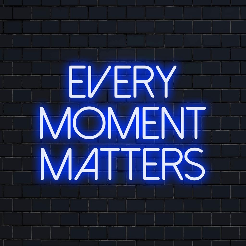 Levendig led-neonbord met de tekst 'Every Moment Matters'. Perfect voor gepersonaliseerde neondecoraties, die elke ruimte een unieke touch geven.