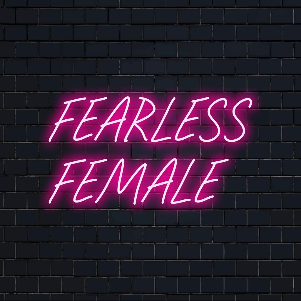 Op maat gemaakt LED-neonbord met de tekst Fearless Female in een oplichtend lettertype voor moderne wanddecoratie en krachtige neonlichtkunst.