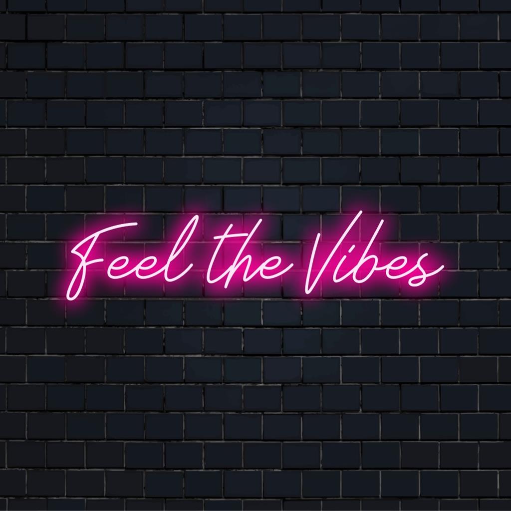 Een op maat gemaakt LED-neonbord met de tekst Feel The Vibes, perfect voor een levendige en gepersonaliseerde neondecoratie met quotes.