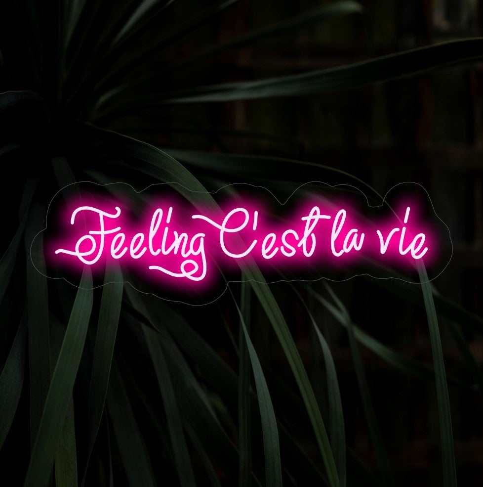 "Feeling C'est La Vie Neon Sign" licht op met een zorgeloze gloed, ideaal voor ruimtes die de speelse houding van het leven ten volle omarmen met een vleugje Franse flair.