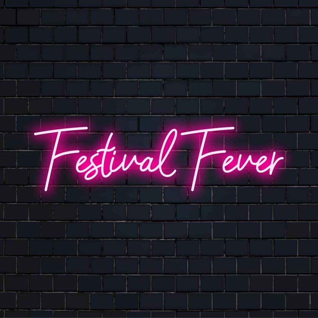 Het op maat gemaakte LED-neonbord met de naam Festival Fever heeft levendige kleuren en dynamische vormen en verrijkt elke ruimte met een vleugje neondecoratie.