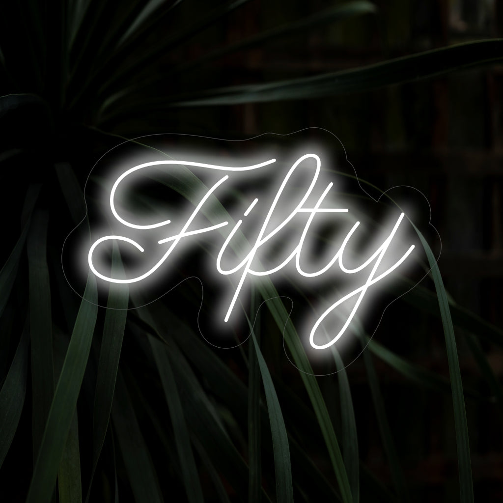 "Fifty Neon Sign" licht op met een feestelijke gloed, perfect voor belangrijke evenementen en ruimtes waar de betekenis van vijftig worden wordt herdacht. Het voegt een gedurfde toets toe aan de sfeer.