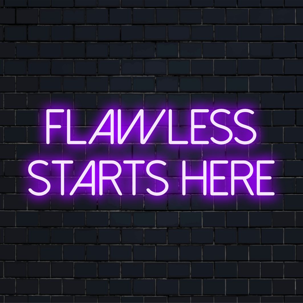 Op maat gemaakt LED-neonbord met de tekst 'Flawless Starts Here' in een opvallende letter, ideaal voor een moderne inrichting of als selfie-achtergrond.