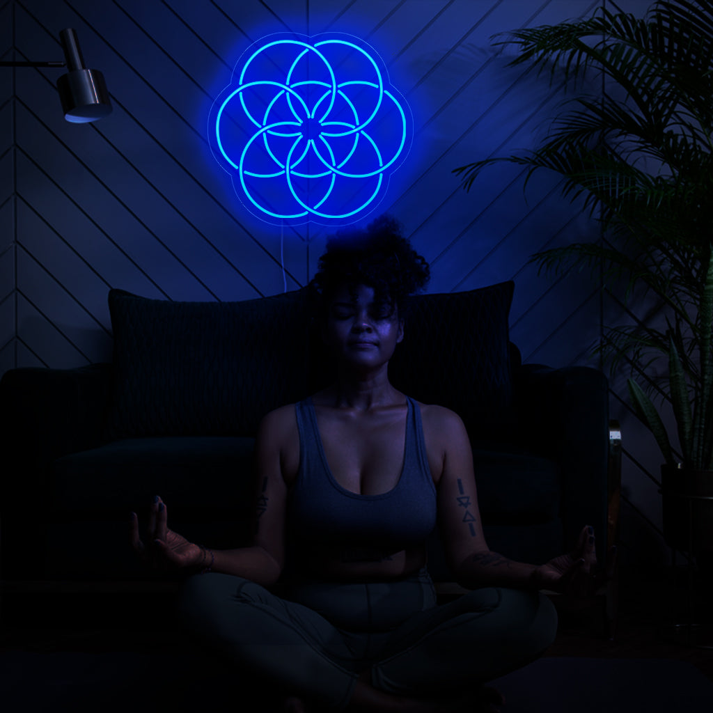 Het neonbord "Flower of Life" licht op met heilige geometrie, perfect voor spirituele ruimtes en gebieden die de symbolische schoonheid van de Flower of Life omarmen. Het voegt een vleugje spiritualiteit toe aan de sfeer.