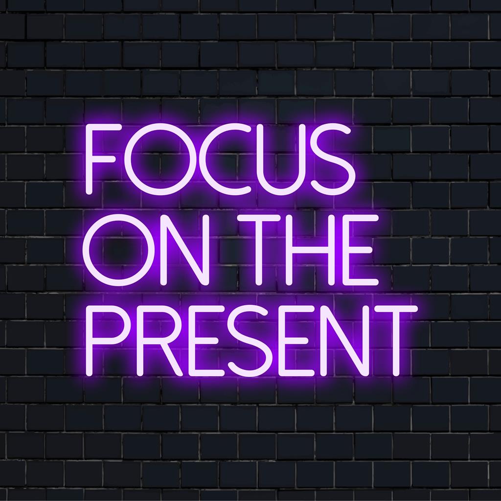 Handgemaakt LED-neonbord met de tekst Focus On The Present. Perfect voor een persoonlijke, moderne inrichting en inspiratie.