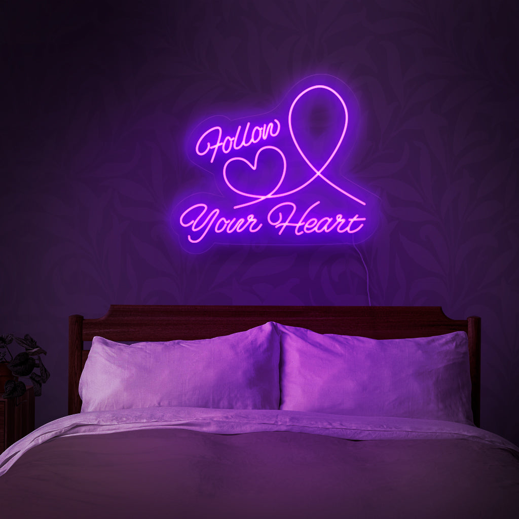 "Follow Your Heart Neon Sign" - Stralend met inspirerende glans, perfect voor ruimtes die dromen aanmoedigen en voor mensen die de reis van het volgen van hun hart willen omarmen.
