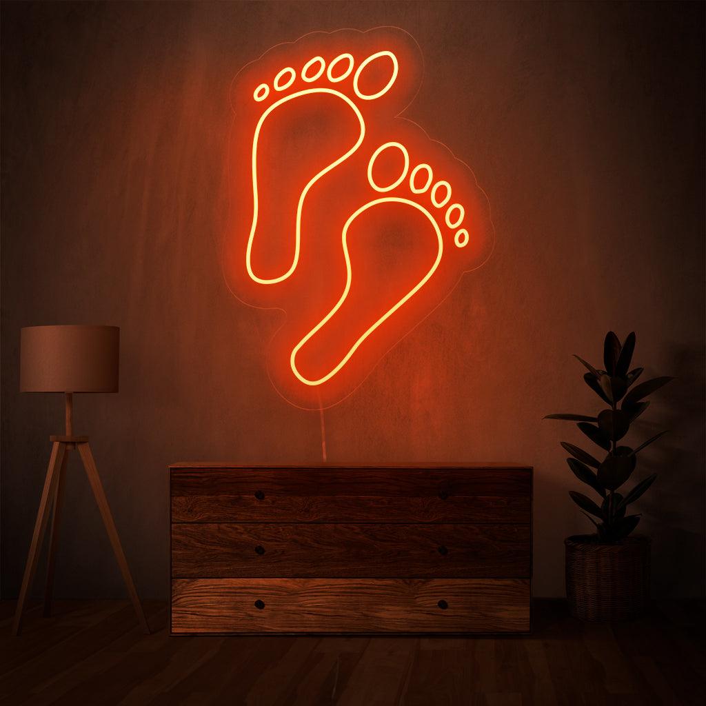 "Footprints Neon Sign" - Laat een unieke indruk achter, perfect voor ruimtes met een avontuurlijk thema en outdoorwinkels, ter ere van de individuele reis.