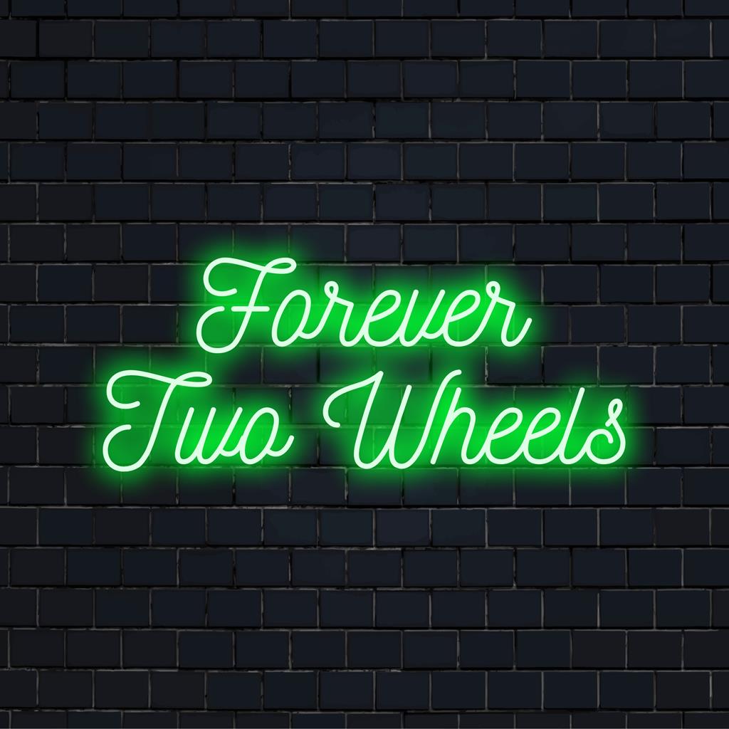 Fel oplichtend LED-neonbord van Forever Two Wheels, perfect voor motorliefhebbers en fans van neondecoraties.