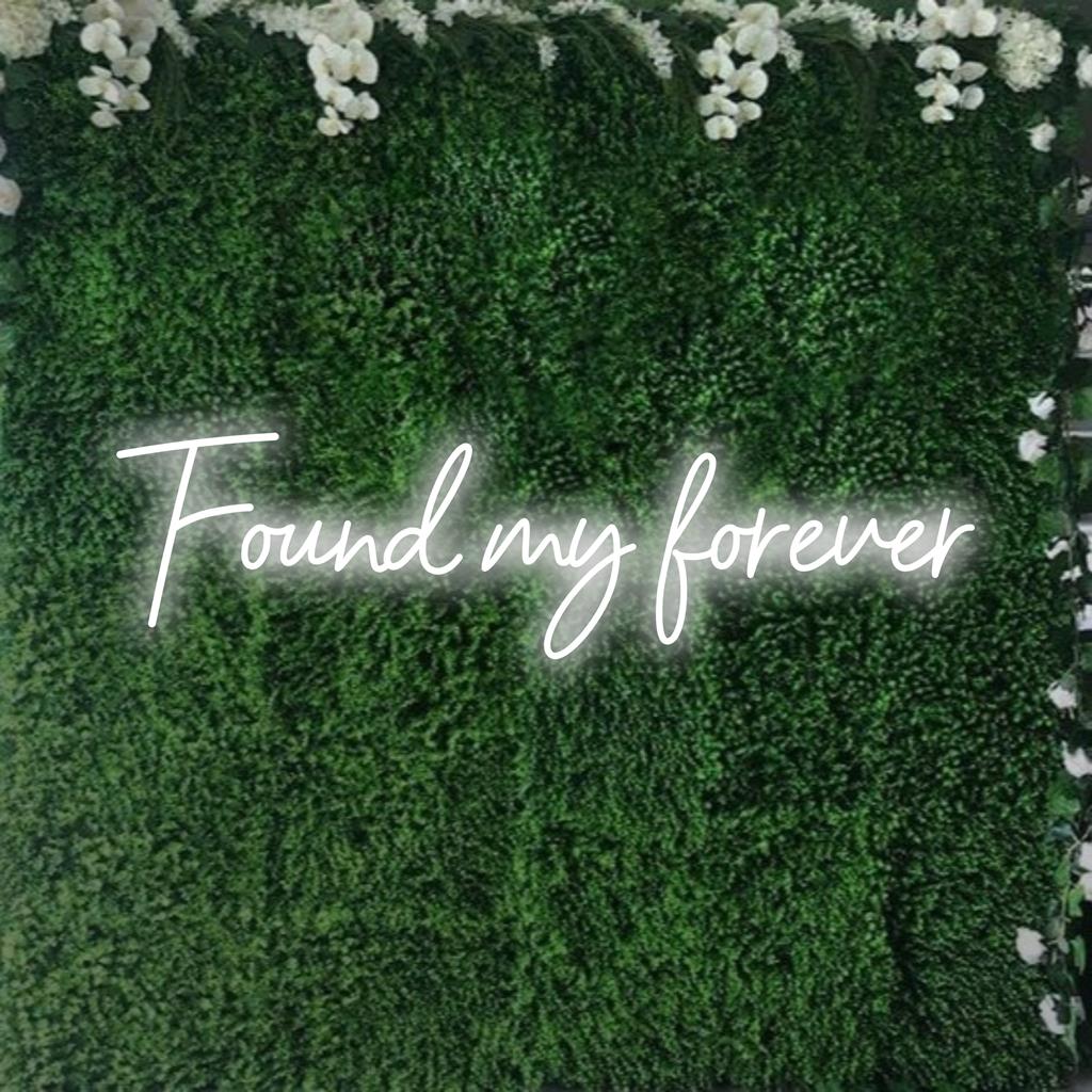 Een aangepast LED-neonbord met de tekst 'Found My Forever', perfect om elke ruimte een persoonlijk tintje te geven.