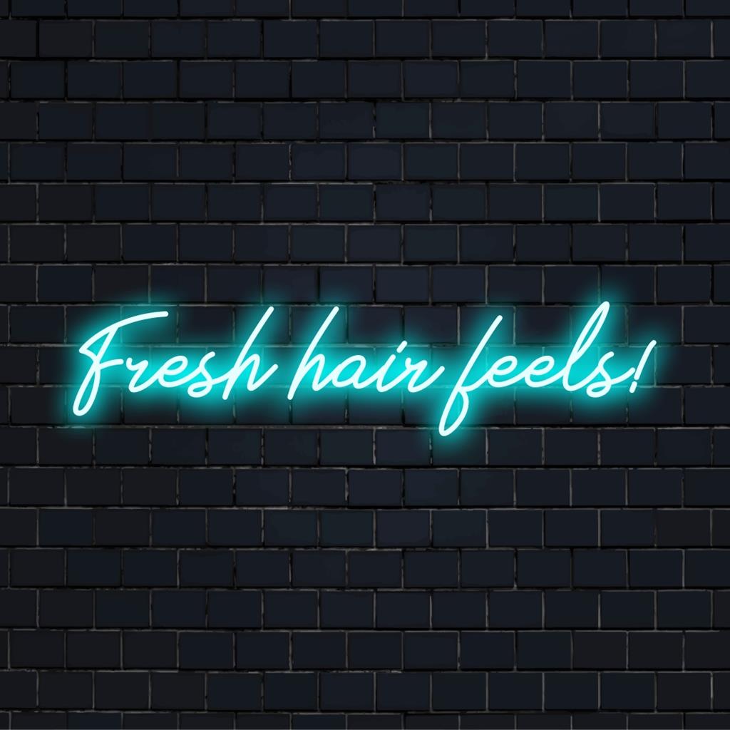 Speciaal LED-neonbord met de tekst Fresh Hair Feels! in levendige verlichting, perfect voor salons of ruimtes waar persoonlijke verzorging wordt toegepast.