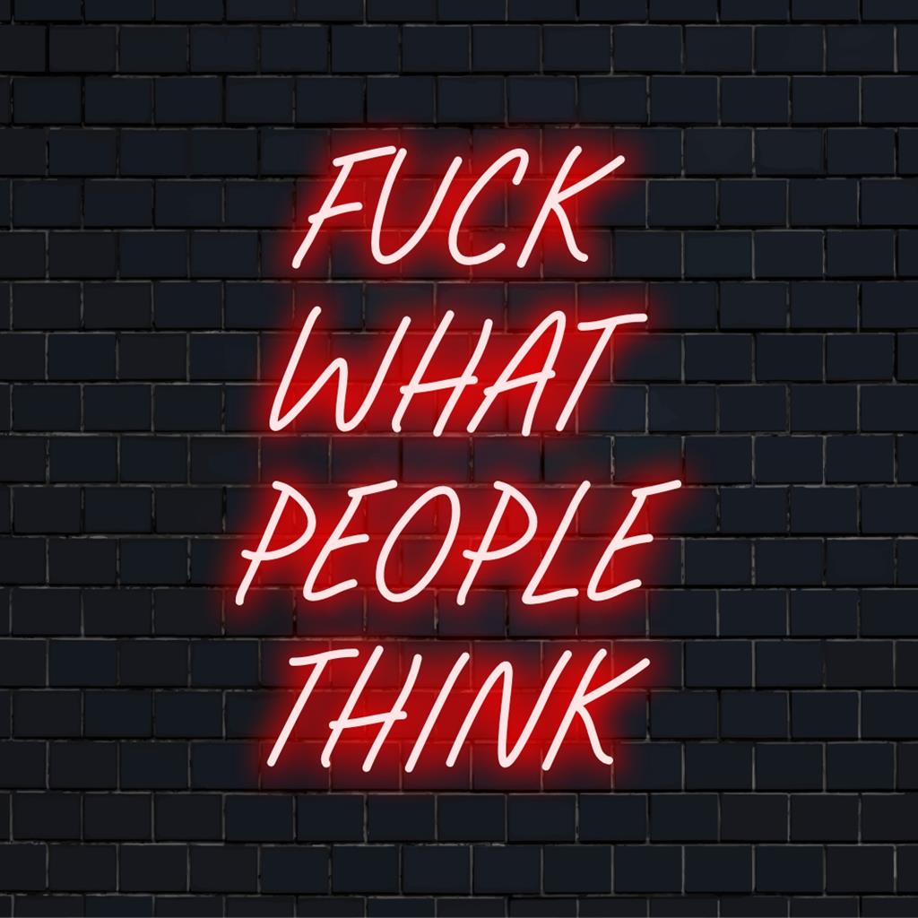 Op maat gemaakte LED-neonkunst met de boodschap 'Fuck What People Think', een combinatie van moderne neoncitaten en een opvallend verlicht ontwerp.