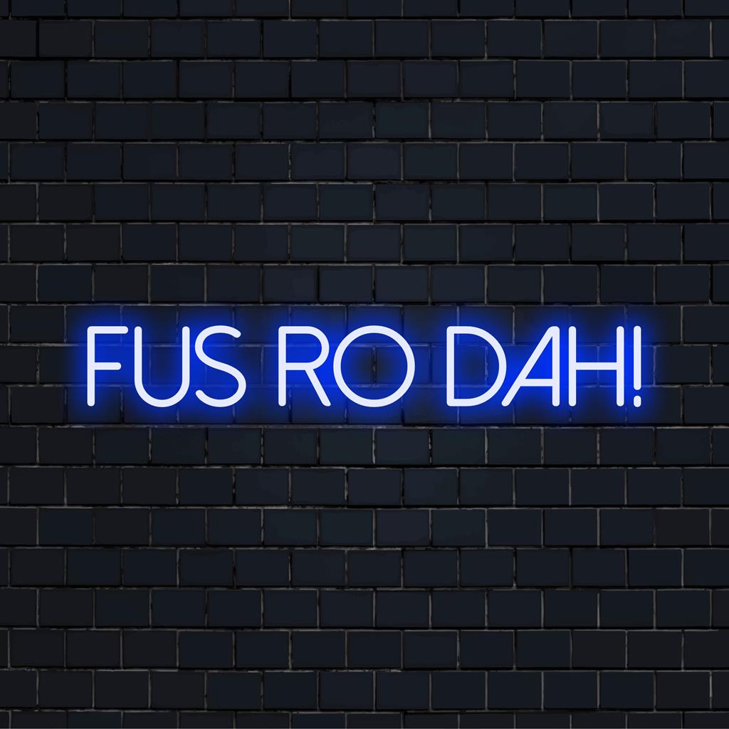 Speciaal LED-neonbord met de tekst 'Fus Ro Dah!'; perfect als neonmuurdecoratie voor gamers. Geweldige, op maat gemaakte neonverlichting.