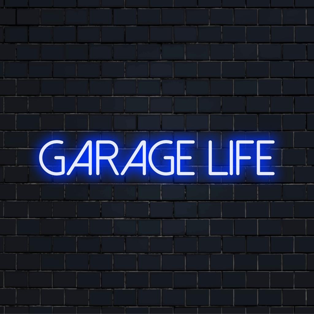 Speciaal LED-neonbord met de tekst Garage Life, ideaal om elke ruimte karakter te geven met stralende neonkunst.
