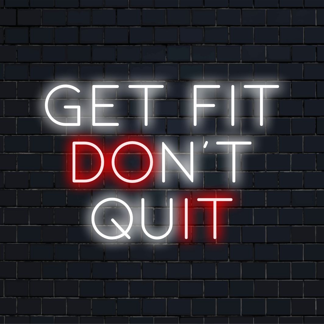 Op maat gemaakt LED-neonbord met de tekst Get Fit, Don't Quit in levendige stijl; perfect als motiverende neonmuurdecoratie.