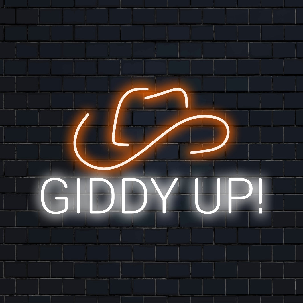 Speciaal LED-neonbord in de vorm van een cowboyhoed met de tekst Giddy Up er slim in verwerkt; een opvallend neondecoratiestuk.