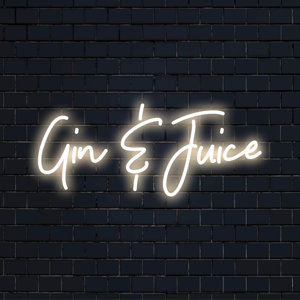 Een op maat gemaakt LED-neonbord met de tekst 'Gin And Juice', dat een levendige gloed en een persoonlijk tintje toevoegt aan elke ruimte, perfect voor een unieke neondecoratie.