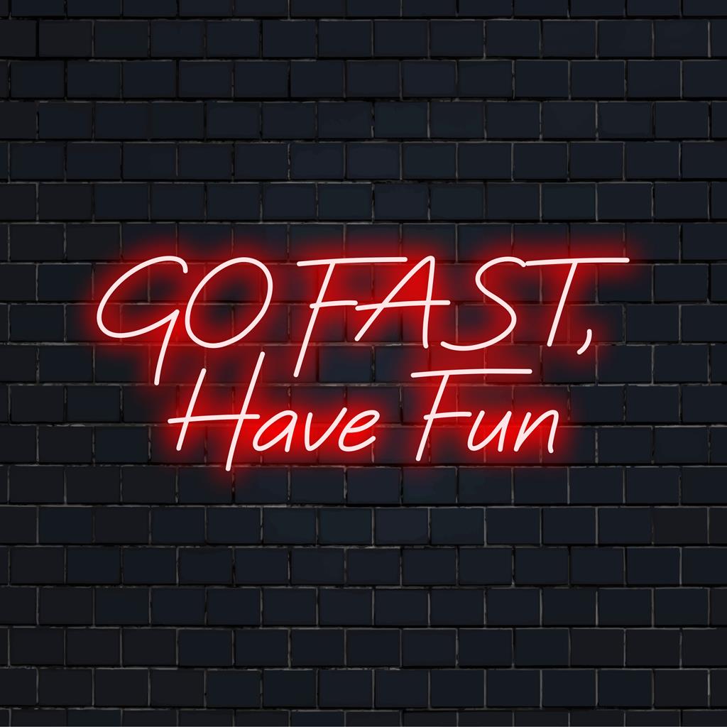 Een aangepast LED-neonbord met de tekst Go Fast, Have Fun, perfect voor levendige ruimtedecoratie en gepersonaliseerde lichteffecten.