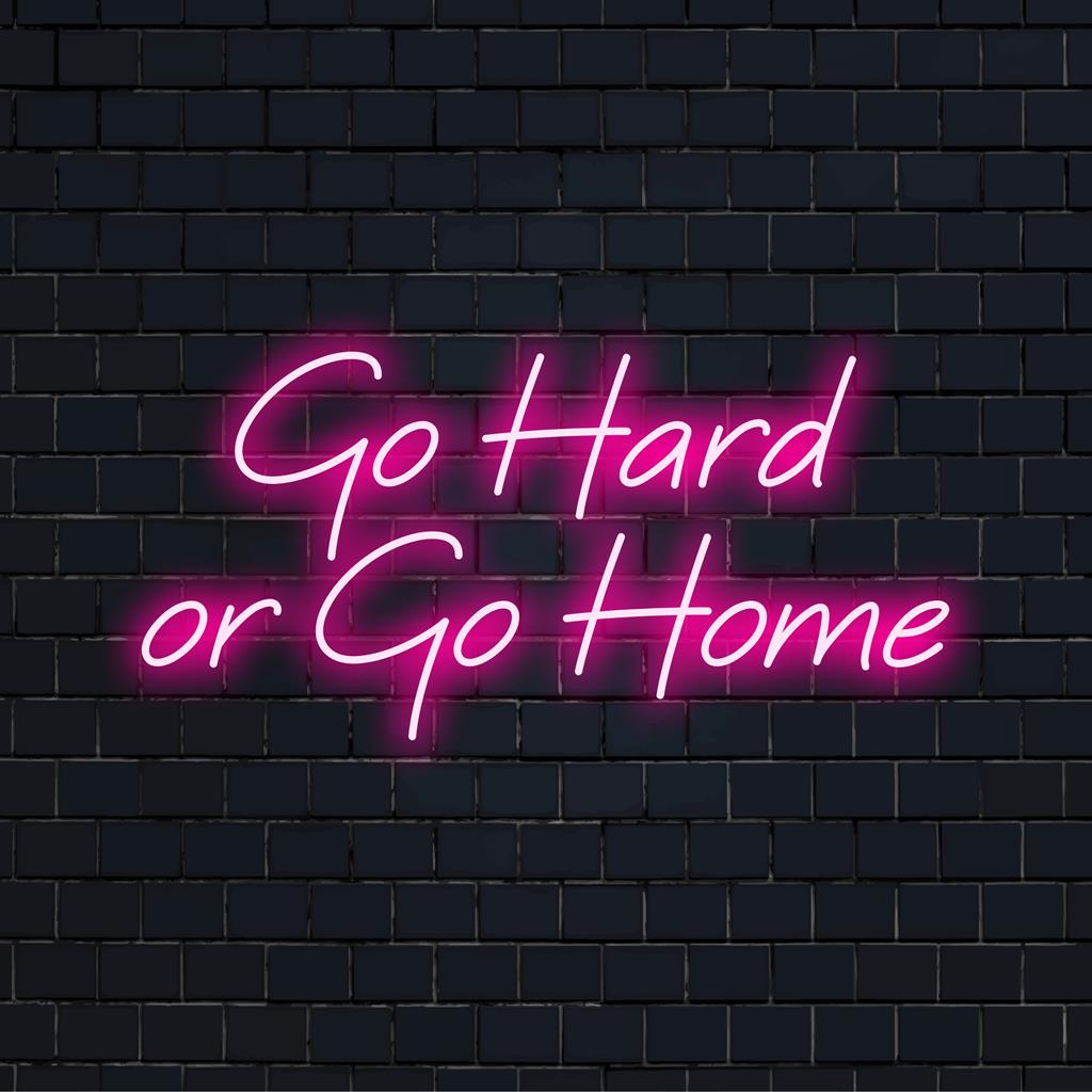 LED-neonreclame met de tekst 'Go Hard Or Go Home', ideaal voor een gedurfde, persoonlijke decoratie. Een heldere, motiverende gloed voor elke ruimte.