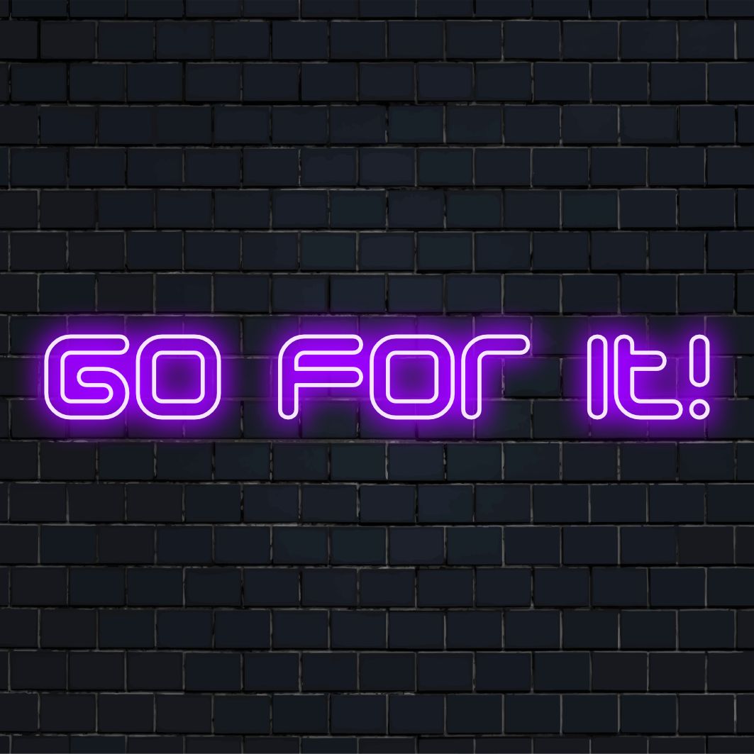 Het felle en opvallende Go For It! LED-neonbord is perfect voor inspirerende ruimtes met levendige neonverlichting.