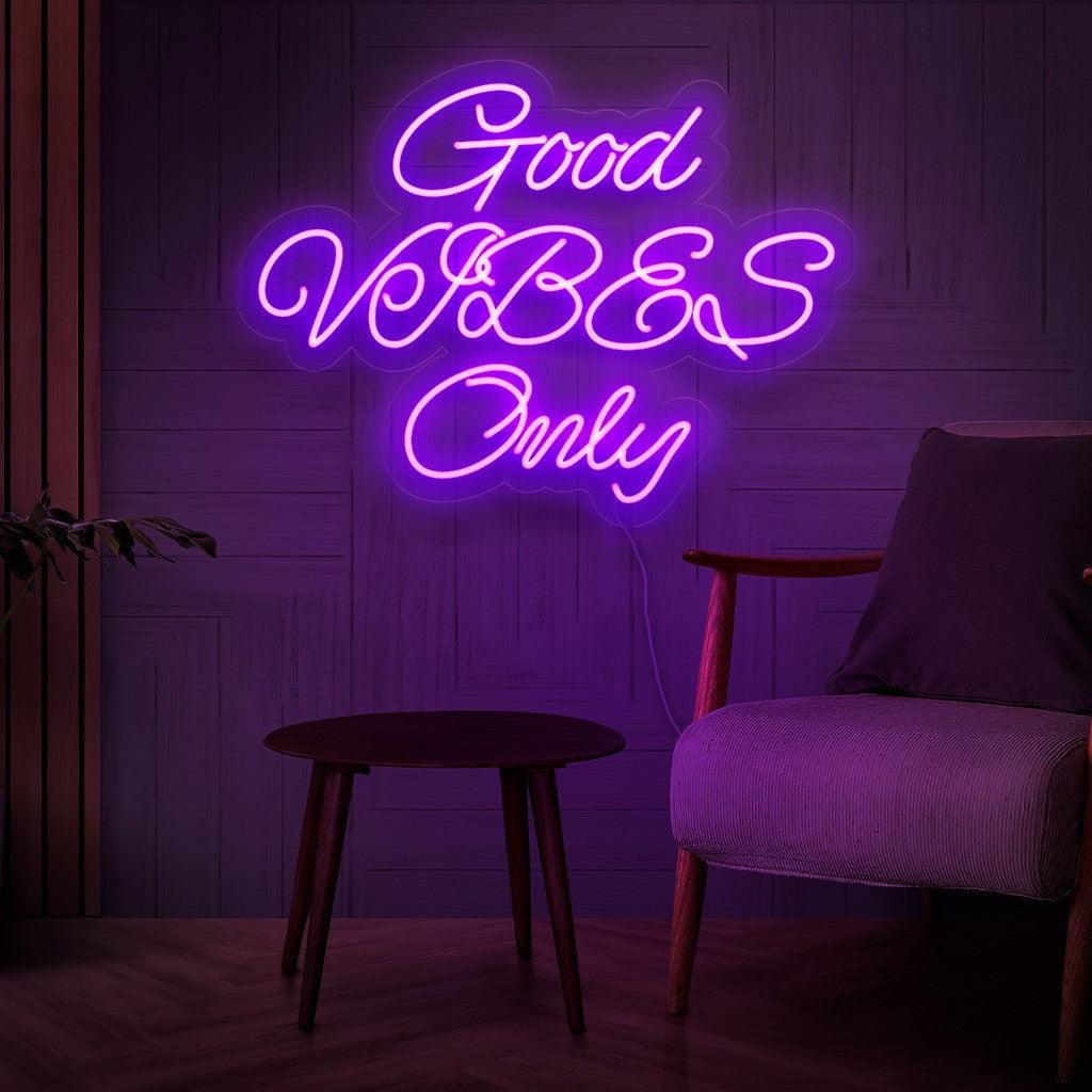"Good Vibes Only Neon Sign" - Straalt positiviteit en opbeurende energie uit, perfect voor ruimtes waar een vrolijke en optimistische sfeer belangrijk is.