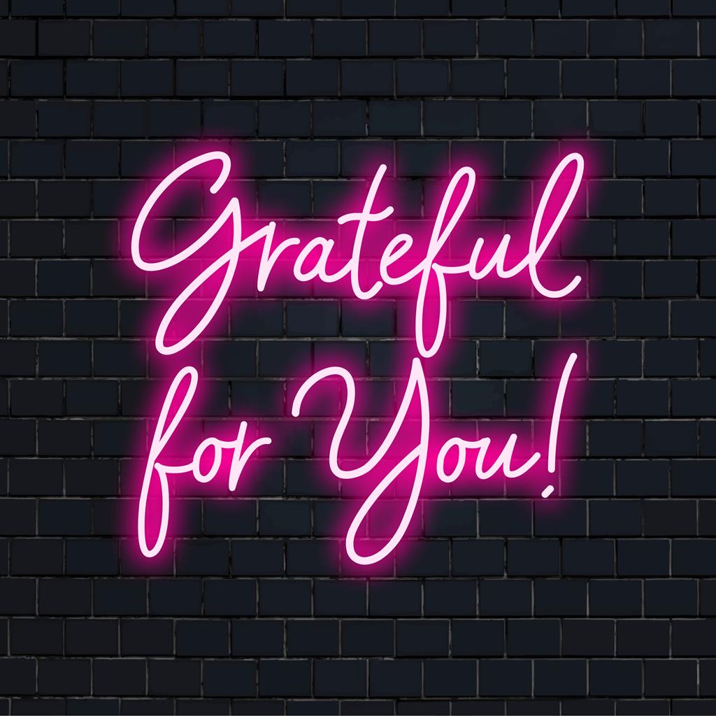 Een gepersonaliseerd neonbord met de tekst Grateful For You! in schitterende LED-letters, perfect voor thuis of op evenementen.