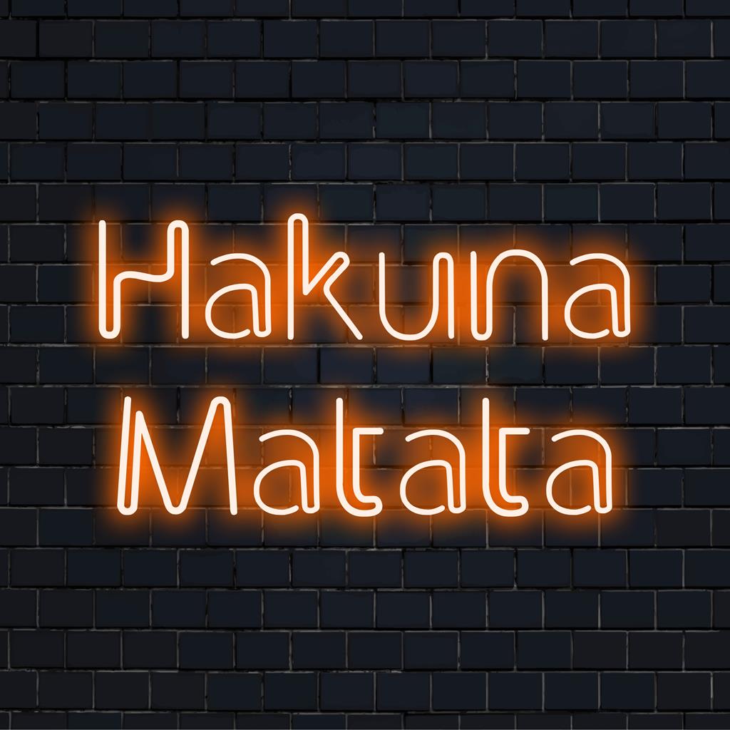 Op maat gemaakt LED-neonbord met Hakuna Matata in levendige kleuren, de ideale neondecoratie voor vrolijke woonruimtes.
