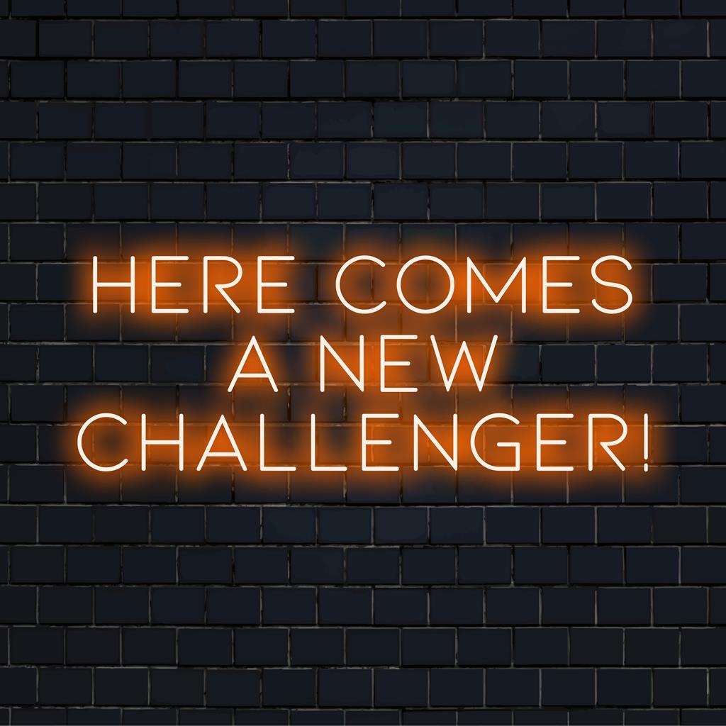 Op maat gemaakt LED-neonbord met de tekst Here Comes A New Challenger in levendige, oplichtende tekst; perfect voor een unieke lichtdecoratie.