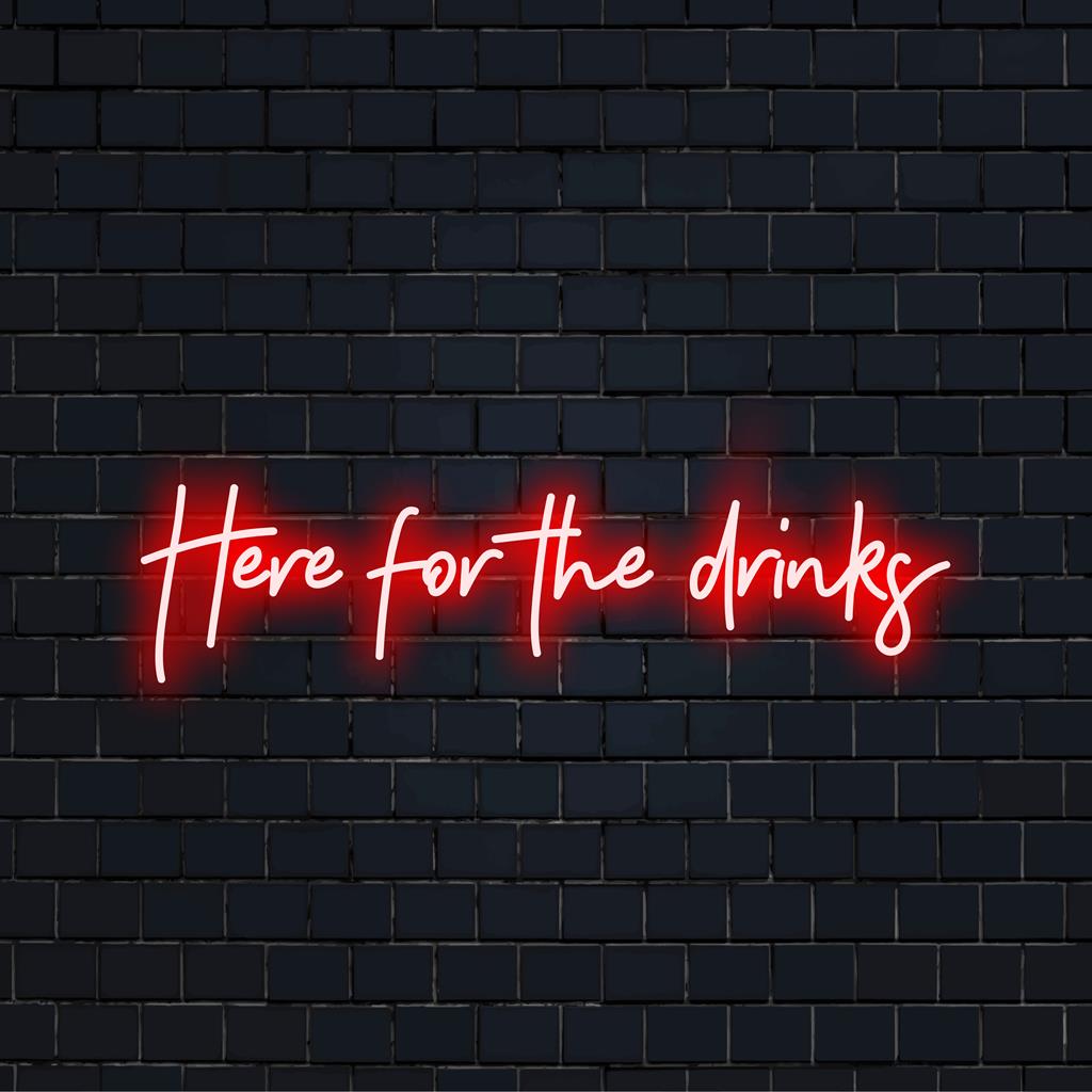 Op maat gemaakt LED-neonbord met de speelse tekst Here For The Drinks; perfecte neonverlichting voor bars of bijeenkomsten.