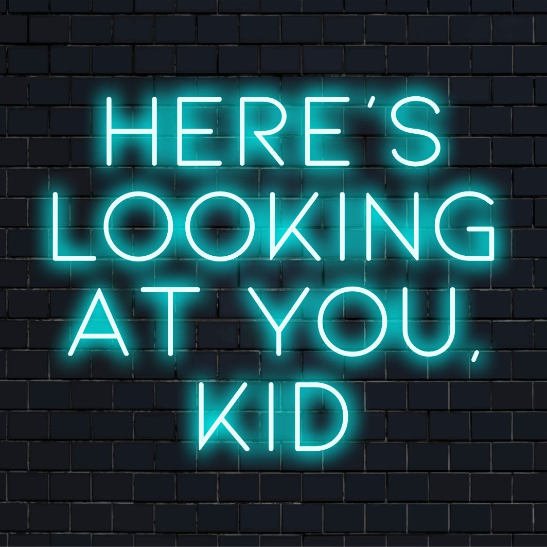 Een op maat gemaakt LED-neonbord met de tekst Here's Looking At You, Kid, is perfect om vintage charme en klassieke elegantie aan uw ruimte toe te voegen.