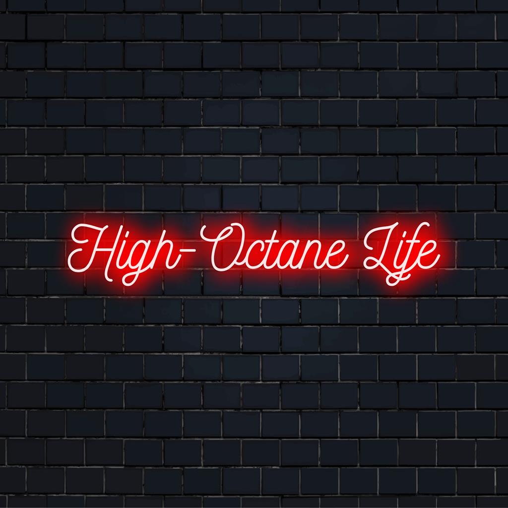 Levendig led-neonbord met de tekst 'High-Octane Life' in een opvallend lettertype. Perfect voor moderne interieurs en inspirerende ruimtes.