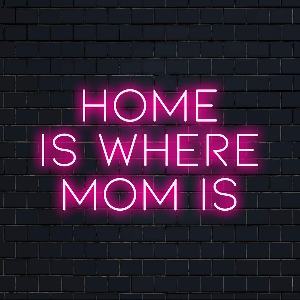 Een gepersonaliseerd LED-neonbord met de tekst Home Is Where Mom Is, perfect voor het personaliseren van uw interieur met warme, neonkleurige wandkunst.