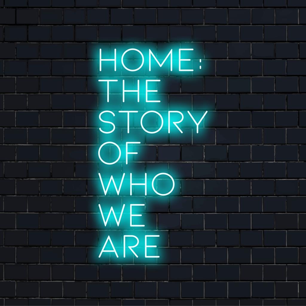 Uniek en levendig Home The Story Of Who We Are LED-neonreclame; perfect om elke ruimte een persoonlijke touch te geven.