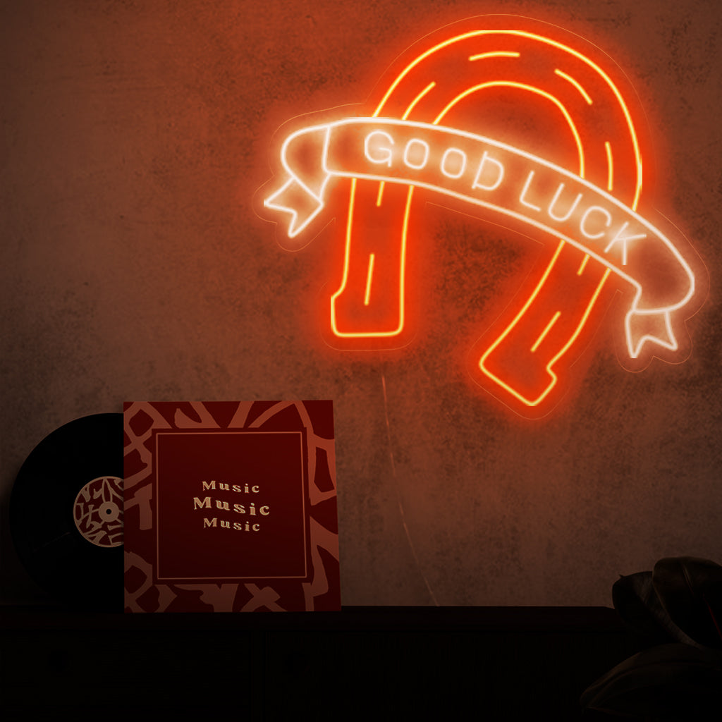 "Horseshoe Neon Sign" - Dit neonlicht staat symbool voor geluk en charme en is een perfecte aanvulling voor bars en casino's. Het voegt een vleugje fortuin en flair toe aan een levendige en uitnodigende sfeer.
