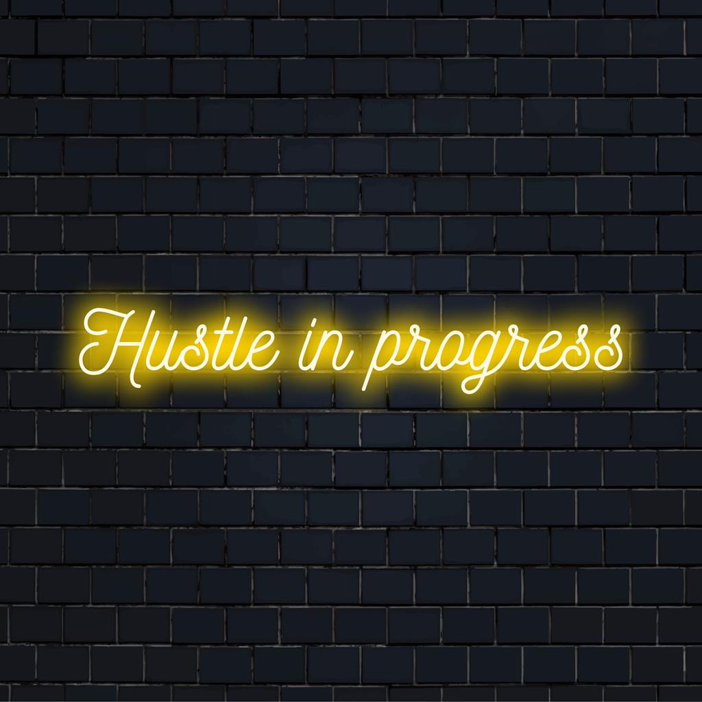 Op maat gemaakt LED-neonbord met de tekst Hustle In Progress, ideaal als motiverende decoratie in huis of op kantoor.