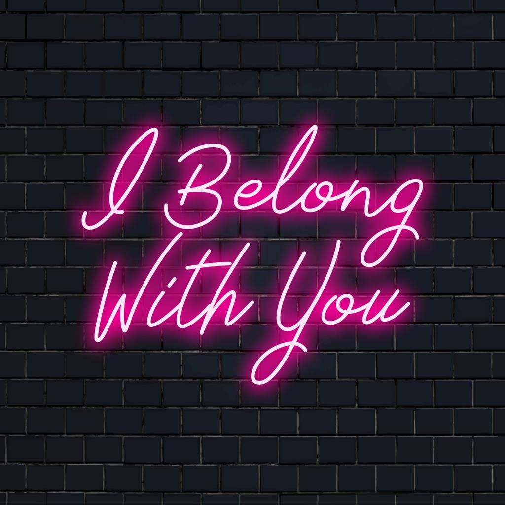 Aanpasbaar LED-neonbord met de tekst I Belong With You in levendige kleuren, perfect voor gepersonaliseerde neondecoraties.